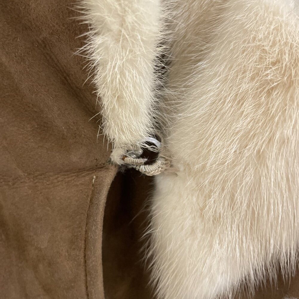 Luxurious Fur-Trimmed Coat - Picture 6 of 12